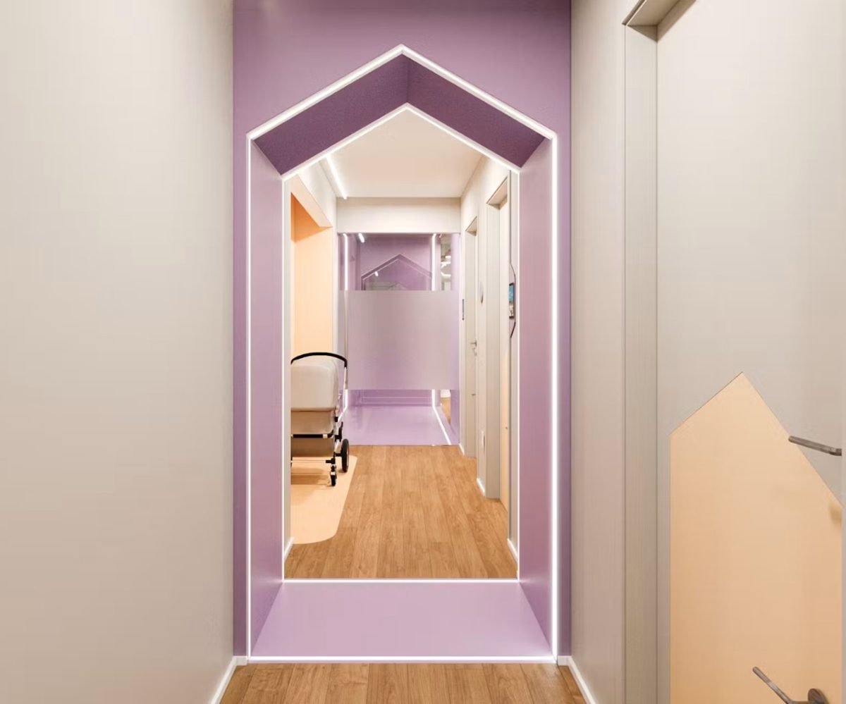 Corredor com portal em formato de casinha